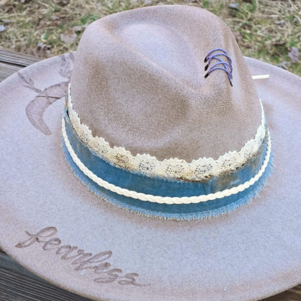 Lainey Wilson style hat ( one size fits most)